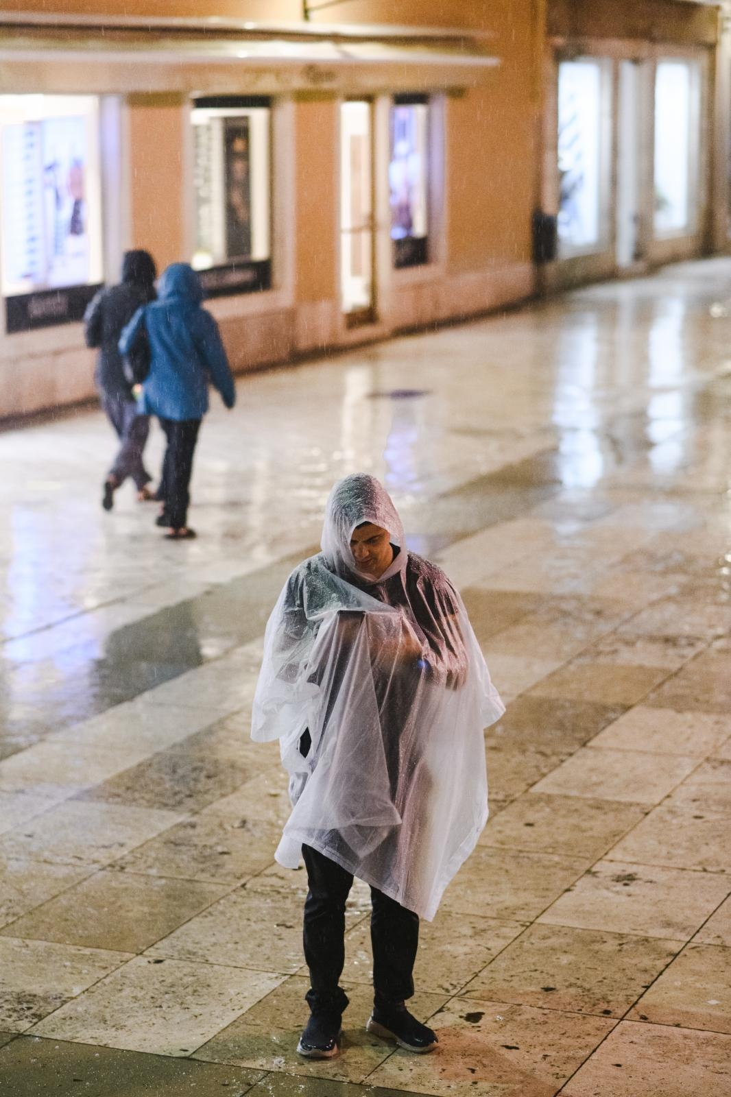 Kiša je potopila ulice grada. Jesen je stigla u svom svojem sjaju