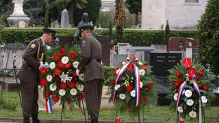 30.09.2013., Zadar – Na Gradskom groblju kod sredisnjeg kriza polozeni su vijenci stradalima u Domovinskom ratu povodom proslave dana obrane grada. Photo: Dino Stanin/PIXSELL Autor  Dino Stanin/PIXSELL KLJUČNE RIJEČI  polaganje vijenaca, obrana grada, o