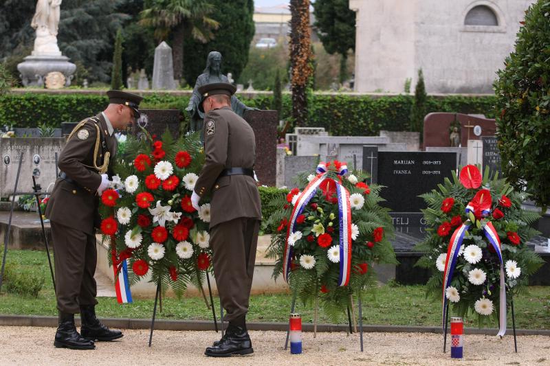 30.09.2013., Zadar – Na Gradskom groblju kod sredisnjeg kriza polozeni su vijenci stradalima u Domovinskom ratu povodom proslave dana obrane grada. Photo: Dino Stanin/PIXSELL Autor  Dino Stanin/PIXSELL KLJUČNE RIJEČI  polaganje vijenaca, obrana grada, o