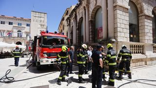 Veliki požar izbio u zgradi na Narodnom trgu Veliki požar izbio u zgradi na Narodnom trgu