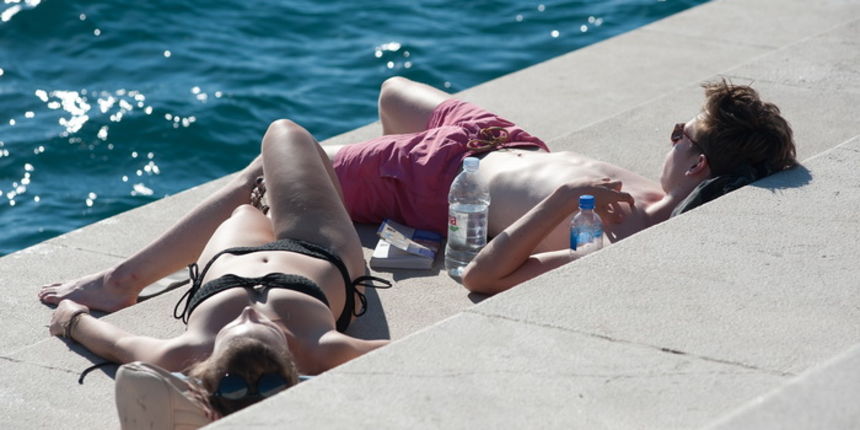 Zadar, 070712
Kao i u citavoj Hrvatskoj i u Zadru se visoke temperature nastavljaju, pa je jos jedno ljetno popodne na zadarskoj rivi proteklo uz puno kupaca.
Na slici: suncanje .
Foto: Luka Gerlanc / CROPIX Zadar, 070712
Kao i u citavoj Hrvatskoj i u Zadru se visoke temperature nastavljaju, pa je jos jedno ljetno popodne na zadarskoj rivi proteklo uz puno kupaca.
Na slici: suncanje .
Foto: Luka Gerlanc / CROPIX