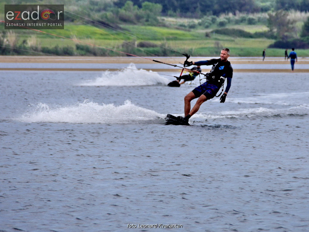 Kiteri guštali u refulima ninske bure Kiteri guštali u refulima ninske bure