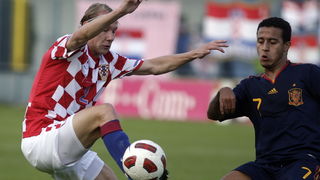 Varazdin, 121010.
Gradski stadion Varazdin. Kvalifikacijska utakmica za Europsko prvenstvo U21 u Danskoj 2011. godine. Hrvatska – Spanjolska.
Na slici: Domagoj Vida i Thiago Allantara.
Foto: Zeljko Hajdinjak / Cropix Varazdin, 121010.
Gradski stadion Varazdin. Kvalifikacijska utakmica za Europsko prvenstvo U21 u Danskoj 2011. godine. Hrvatska – Spanjolska.
Na slici: Domagoj Vida i Thiago Allantara.
Foto: Zeljko Hajdinjak / Cropix