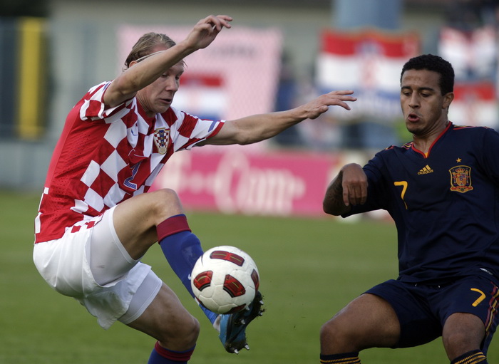 Varazdin, 121010.
Gradski stadion Varazdin. Kvalifikacijska utakmica za Europsko prvenstvo U21 u Danskoj 2011. godine. Hrvatska – Spanjolska.
Na slici: Domagoj Vida i Thiago Allantara.
Foto: Zeljko Hajdinjak / Cropix Varazdin, 121010.
Gradski stadion Varazdin. Kvalifikacijska utakmica za Europsko prvenstvo U21 u Danskoj 2011. godine. Hrvatska – Spanjolska.
Na slici: Domagoj Vida i Thiago Allantara.
Foto: Zeljko Hajdinjak / Cropix
