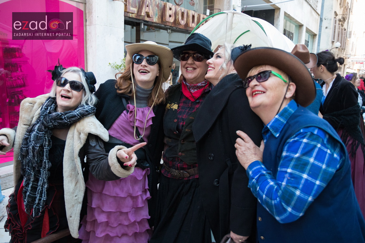 Zadarski karneval 2018: Povorka maškaranih skupina od Gradskih vrata preko Foruma do Narodnog trga Zadarski karneval 2018: Povorka maškaranih skupina od Gradskih vrata preko Foruma do Narodnog trga