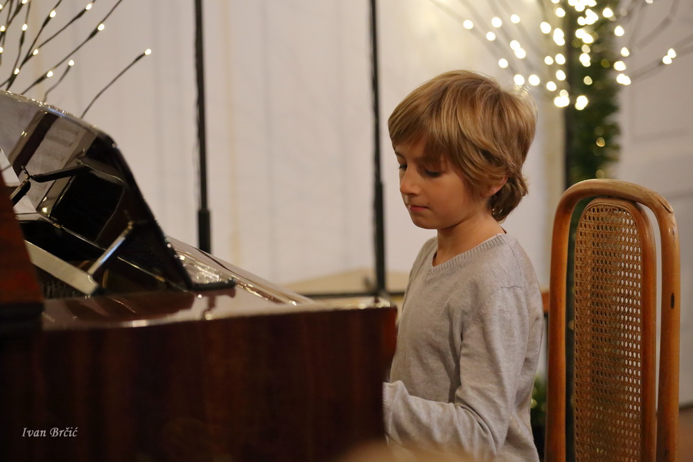 Božićni koncert male škole glazbe “Arete” Božićni koncert male škole glazbe “Arete”