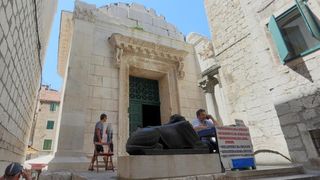 Jupiterov hram posvećen je bogu Jupiteru, glavnom božanstvu starih Rimljana