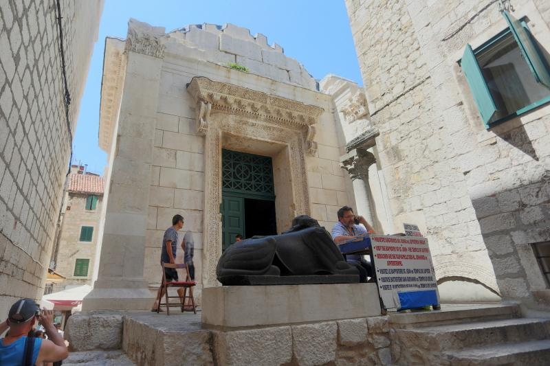 Jupiterov hram posvećen je bogu Jupiteru, glavnom božanstvu starih Rimljana