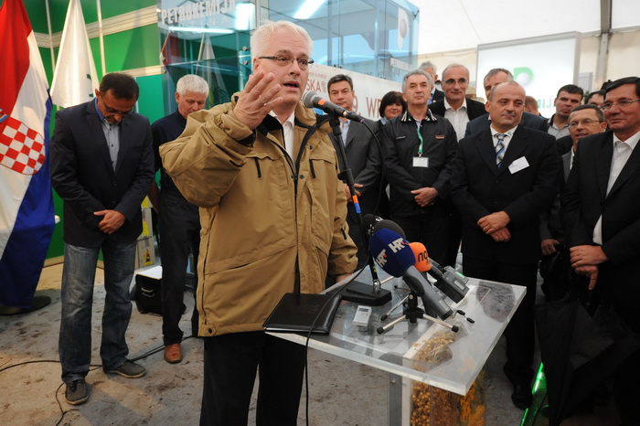 Biograd,130912.
Otvorenje 59. svjetskog prvenstva u oranju koje se odrzava u Jankolovici pokraj Biograda od 13.-15.09.2012.
Na fotografiji: predsjednik Josipovic otvara natjecanje.
Foto: Luka Gerlanc / CROPIX Biograd,130912.
Otvorenje 59. svjetskog prvenstva u oranju koje se odrzava u Jankolovici pokraj Biograda od 13.-15.09.2012.
Na fotografiji: predsjednik Josipovic otvara natjecanje.
Foto: Luka Gerlanc / CROPIX