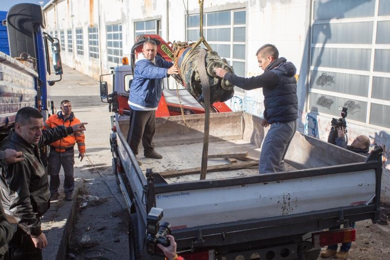 Specijalna policija Ajkule u podrucju ispred lansirne stanice tvornice Torpedo izvukla je s morskog dna jos jedan primjerak torpeda. I ovaj ce primjerak preuzeti Muzej grada Rijeke i uvrstiti ga u svoju Zbirku. Photo: Nel Pavletic/PIXSELL Specijalna policija Ajkule u podrucju ispred lansirne stanice tvornice Torpedo izvukla je s morskog dna jos jedan primjerak torpeda. I ovaj ce primjerak preuzeti Muzej grada Rijeke i uvrstiti ga u svoju Zbirku. Photo: Nel Pavletic/PIXSELL
