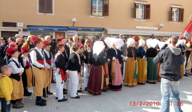 Zadarski karneval 2010: KUD “Druzina” Pag na Narodnom trgu