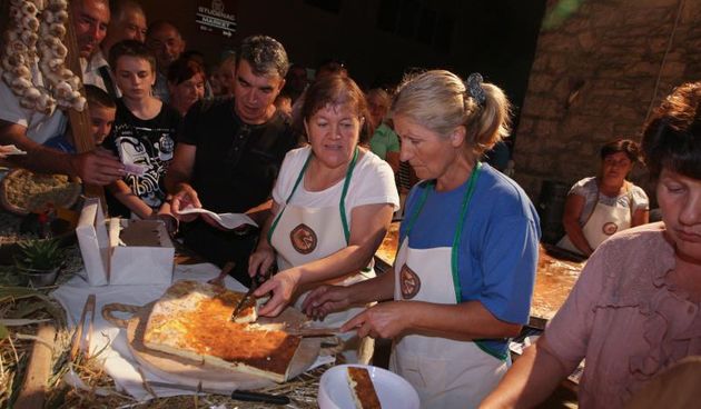 28.07.2013., Benkovac – Benkovacki prisnac je vec odavno puno vise od obicnog jela, autohtona delicija Bukovice i Ravnih kotara, jednostavna, a opet tako dobra. Stoljecima se sprema na ovim prostorima i jedno je od najprepoznatljivijih jela ovoga kraja.