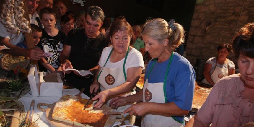 28.07.2013., Benkovac – Benkovacki prisnac je vec odavno puno vise od obicnog jela, autohtona delicija Bukovice i Ravnih kotara, jednostavna, a opet tako dobra. Stoljecima se sprema na ovim prostorima i jedno je od najprepoznatljivijih jela ovoga kraja. 28.07.2013., Benkovac – Benkovacki prisnac je vec odavno puno vise od obicnog jela, autohtona delicija Bukovice i Ravnih kotara, jednostavna, a opet tako dobra. Stoljecima se sprema na ovim prostorima i jedno je od najprepoznatljivijih jela ovoga kraja.