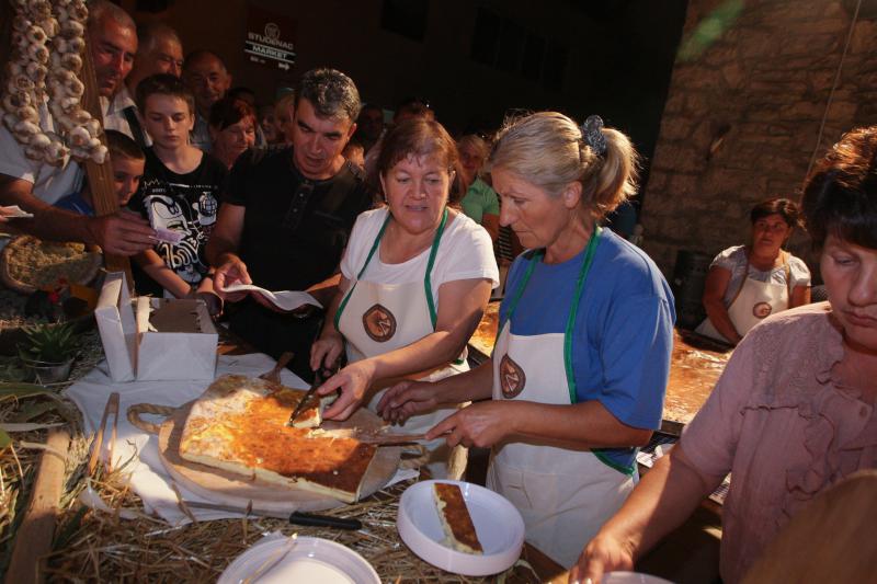 28.07.2013., Benkovac – Benkovacki prisnac je vec odavno puno vise od obicnog jela, autohtona delicija Bukovice i Ravnih kotara, jednostavna, a opet tako dobra. Stoljecima se sprema na ovim prostorima i jedno je od najprepoznatljivijih jela ovoga kraja. 28.07.2013., Benkovac – Benkovacki prisnac je vec odavno puno vise od obicnog jela, autohtona delicija Bukovice i Ravnih kotara, jednostavna, a opet tako dobra. Stoljecima se sprema na ovim prostorima i jedno je od najprepoznatljivijih jela ovoga kraja.