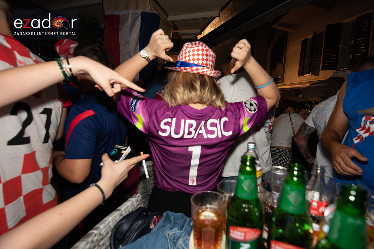 Čudesna noć: Velika fešta ulicama Zadra nakon plasmana Vatrenih u finale SP Čudesna noć: Velika fešta ulicama Zadra nakon plasmana Vatrenih u finale SP
