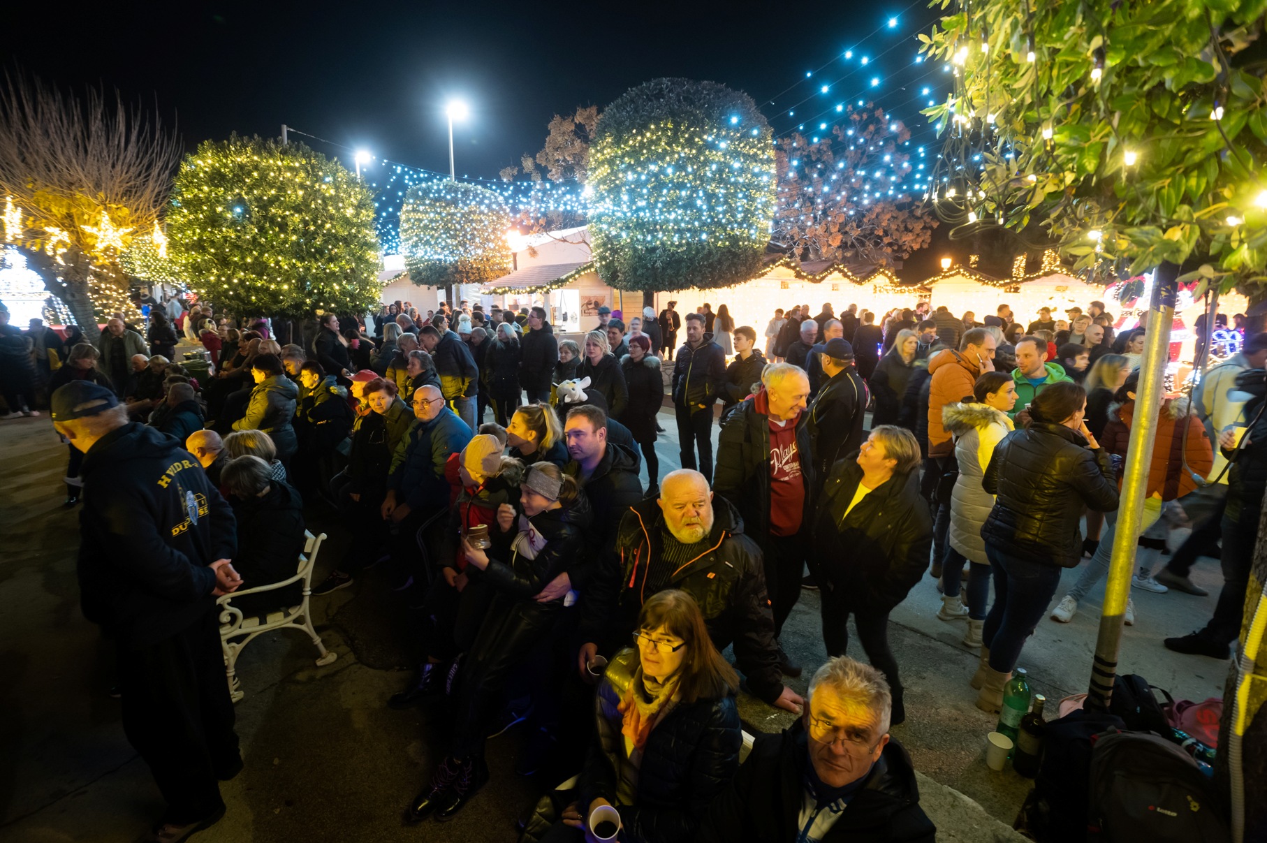 Vatromet, tisuće konfeta, šampanjac, prskalice i koncert Ivana Zaka i Tempo Banda