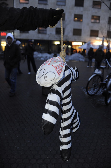 Zagreb, 020311. 
Novi, cetvrti po redu, protuvladin prosvjed tzv. facebook grupe zapoceo je veceras na Cvjetnom trgu. 
Foto: Damir Krajac / Cropix