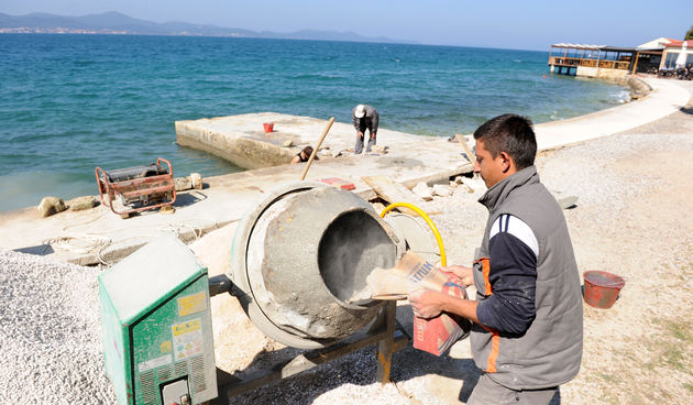 Nakon sto je grad Zadar dobio koncesiju odnosno gradska tvrtka Obala i lucice na plazu Kolovare zapoceli su uredjenje. Foto: Andrija Lucic / CROPIX