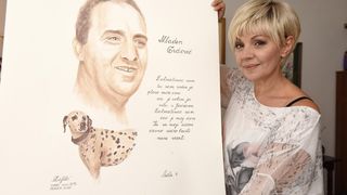 Marina Tomašević crnim vinom slika portrete svojih kolega sa estrade Marina Tomašević crnim vinom slika portrete svojih kolega sa estrade