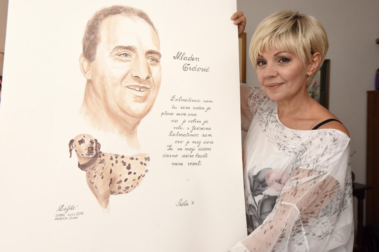 Marina Tomašević crnim vinom slika portrete svojih kolega sa estrade Marina Tomašević crnim vinom slika portrete svojih kolega sa estrade