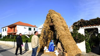 Vodice, 241212.
Josip Matesa Bumba iz Vodica vec godinama izradjuje bozicne jaslice za Vodice, Sibenik i Sibensku Biskupiju, a ove godine ispred svoje obiteljske kuce u Vodicama postavio je jaslice u kojima iznad malog Isusa stoji general Ante Gotovina.
F Vodice, 241212.
Josip Matesa Bumba iz Vodica vec godinama izradjuje bozicne jaslice za Vodice, Sibenik i Sibensku Biskupiju, a ove godine ispred svoje obiteljske kuce u Vodicama postavio je jaslice u kojima iznad malog Isusa stoji general Ante Gotovina.
F
