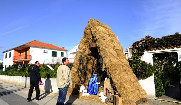 Vodice, 241212.
Josip Matesa Bumba iz Vodica vec godinama izradjuje bozicne jaslice za Vodice, Sibenik i Sibensku Biskupiju, a ove godine ispred svoje obiteljske kuce u Vodicama postavio je jaslice u kojima iznad malog Isusa stoji general Ante Gotovina.
F