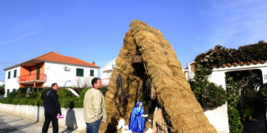 Vodice, 241212.
Josip Matesa Bumba iz Vodica vec godinama izradjuje bozicne jaslice za Vodice, Sibenik i Sibensku Biskupiju, a ove godine ispred svoje obiteljske kuce u Vodicama postavio je jaslice u kojima iznad malog Isusa stoji general Ante Gotovina.
F Vodice, 241212.
Josip Matesa Bumba iz Vodica vec godinama izradjuje bozicne jaslice za Vodice, Sibenik i Sibensku Biskupiju, a ove godine ispred svoje obiteljske kuce u Vodicama postavio je jaslice u kojima iznad malog Isusa stoji general Ante Gotovina.
F