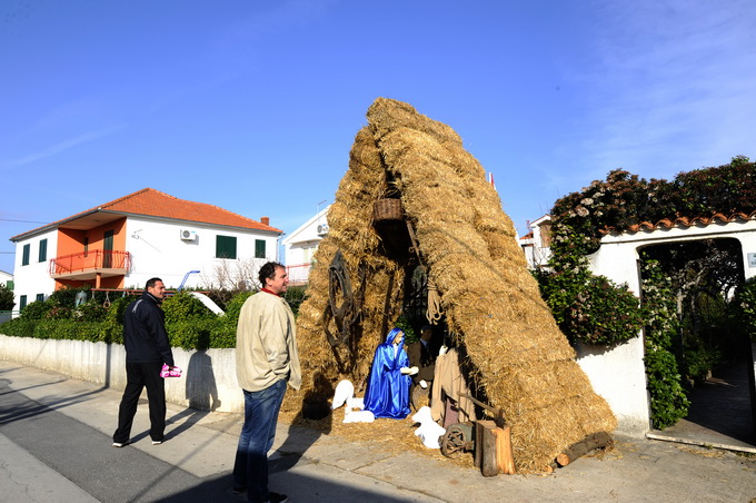 Vodice, 241212.
Josip Matesa Bumba iz Vodica vec godinama izradjuje bozicne jaslice za Vodice, Sibenik i Sibensku Biskupiju, a ove godine ispred svoje obiteljske kuce u Vodicama postavio je jaslice u kojima iznad malog Isusa stoji general Ante Gotovina.
F Vodice, 241212.
Josip Matesa Bumba iz Vodica vec godinama izradjuje bozicne jaslice za Vodice, Sibenik i Sibensku Biskupiju, a ove godine ispred svoje obiteljske kuce u Vodicama postavio je jaslice u kojima iznad malog Isusa stoji general Ante Gotovina.
F