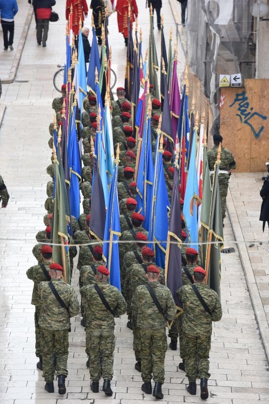 Paljenjem svijeća i polaganjem vijenaca, te mimohodom postrojbi započelo svečano obilježavanje 23. obljetnice VRO Maslenica. Foto. Dino Stanin/PIXSELL Paljenjem svijeća i polaganjem vijenaca, te mimohodom postrojbi započelo svečano obilježavanje 23. obljetnice VRO Maslenica. Foto. Dino Stanin/PIXSELL