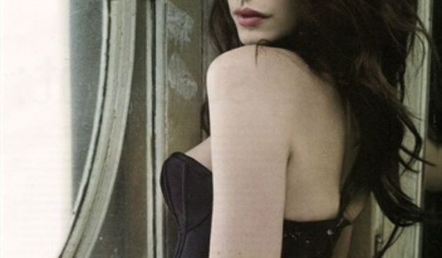 Anne Hathaway navukla korzet i snimila seksipilan editorijal (Index.hr)