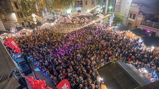 Deset tisuća posjetitelja uživalo u otvorenju Adventa u Zadru- koncertu Ivana Zaka i vatrometu