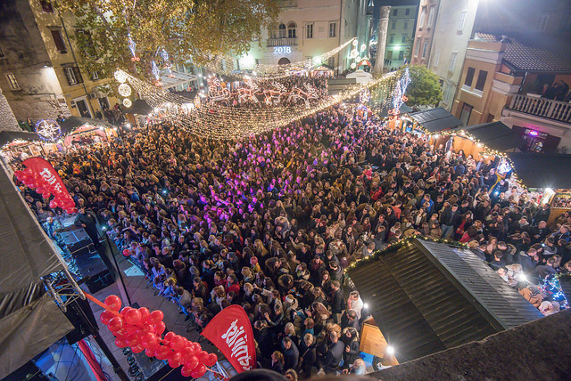 Deset tisuća posjetitelja uživalo u otvorenju Adventa u Zadru- koncertu Ivana Zaka i vatrometu