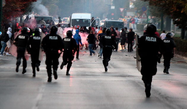 Sarajevo, 061011. 
Navijacki neredi oko i na stadionu Grbavica sat vremena prije prijateljske utakmice izmedju Zeljeznicara i Hajduka. 
Navijaci Hajduka (navodno iz BIH) usli su na juznu tribinu unistavajuci koreografiju domacih navijaca. 
Nakon masovne t