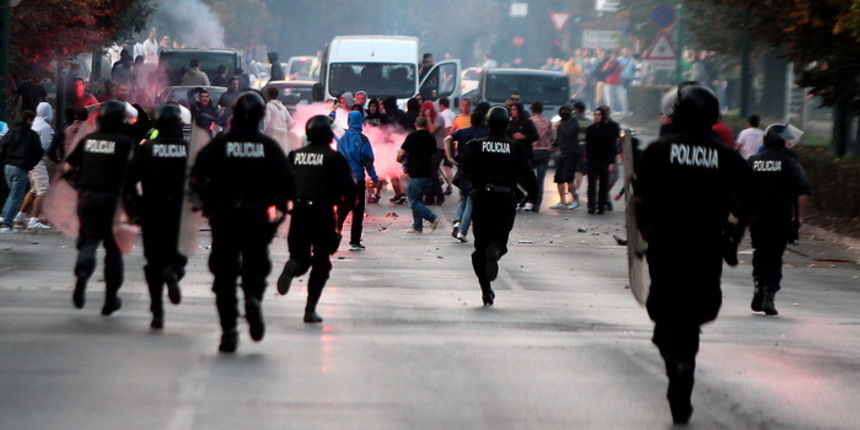 Sarajevo, 061011. 
Navijacki neredi oko i na stadionu Grbavica sat vremena prije prijateljske utakmice izmedju Zeljeznicara i Hajduka. 
Navijaci Hajduka (navodno iz BIH) usli su na juznu tribinu unistavajuci koreografiju domacih navijaca. 
Nakon masovne t