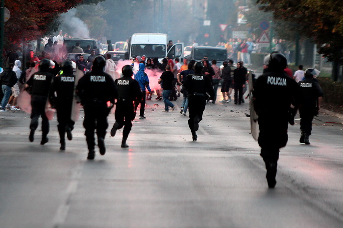 Sarajevo, 061011. 
Navijacki neredi oko i na stadionu Grbavica sat vremena prije prijateljske utakmice izmedju Zeljeznicara i Hajduka. 
Navijaci Hajduka (navodno iz BIH) usli su na juznu tribinu unistavajuci koreografiju domacih navijaca. 
Nakon masovne t