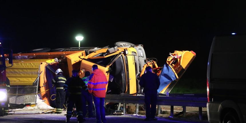 Rijeka: Ralica na boku, jedna osoba poginula, a druga teško ozlijeđena Rijeka: Ralica na boku, jedna osoba poginula, a druga teško ozlijeđena