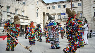 Povorka karnevalske skupine “Sovinjski pusti”