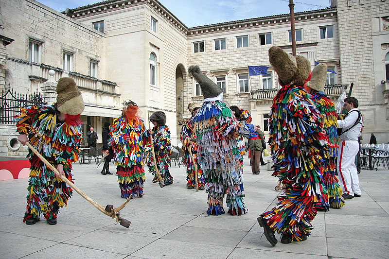 Povorka karnevalske skupine “Sovinjski pusti”