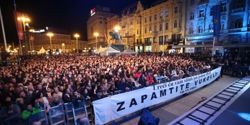 Na Trbu bana Josipa Jelacica odrzan je donatorski koncert namijenjen prikupljanju sredstava za konzerviranje i obnovu vukovarskoga Vodotornja pod nazivom Svi za Vukovar. Koncert je odrzan u sklopu obiljezavanja 90 godina Hrvatskog radija i 60 godina Hrvat Na Trbu bana Josipa Jelacica odrzan je donatorski koncert namijenjen prikupljanju sredstava za konzerviranje i obnovu vukovarskoga Vodotornja pod nazivom Svi za Vukovar. Koncert je odrzan u sklopu obiljezavanja 90 godina Hrvatskog radija i 60 godina Hrvat