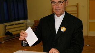 Split, 041211.
Parlamentarni izbori 2011.
Izborno mjesto djeciji vrtic Gripe.
Na slici: Glasovanje don Ivana Grubisica.
Foto: Vojko Basic / CROPIX