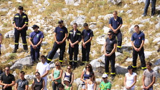 Kornat, 300811.
Obiljezavanje 4. obljetnice kornatske tragedije, u kojoj je, gaseci pozar na Kornatu 30. kolovoza 2007. godine, smrtno stradalo 12 vatrogasaca. Obitelji poginulih vatrogasaca, njihovi prijatelji te visoko izaslanstvo na otoku Kornat, u uv Kornat, 300811.
Obiljezavanje 4. obljetnice kornatske tragedije, u kojoj je, gaseci pozar na Kornatu 30. kolovoza 2007. godine, smrtno stradalo 12 vatrogasaca. Obitelji poginulih vatrogasaca, njihovi prijatelji te visoko izaslanstvo na otoku Kornat, u uv