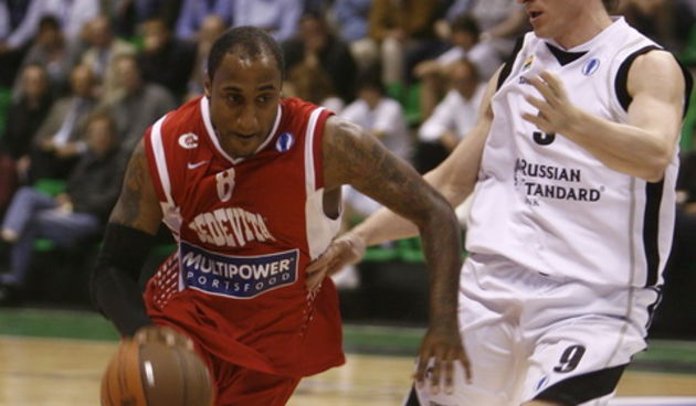 Treviso, 160411.
Kosarkaska dvorana Palaverde
Polufinale Final four Eurocup-a u kosarci.
Utakmica izmedju KK Cedevita i KK Unics Kazan.
Na fotografiji: Draper i Samoylenko
Foto: Vladimir Dugandzic / CROPIX