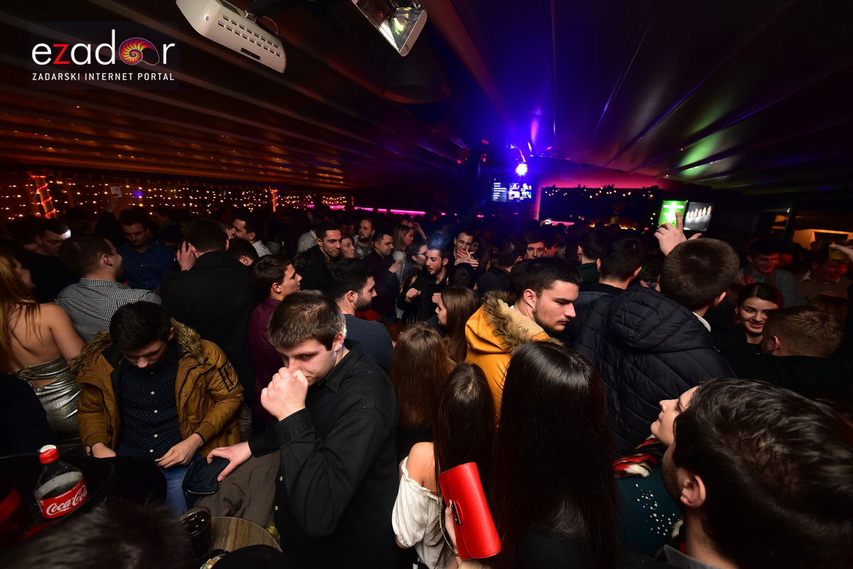 Tisuće Zadrana uživalo na krcatom Narodnom trgu i Tgu Petra Zoranića uz Tomislava Bralića i klapu Intrade Tisuće Zadrana uživalo na krcatom Narodnom trgu i Tgu Petra Zoranića uz Tomislava Bralića i klapu Intrade