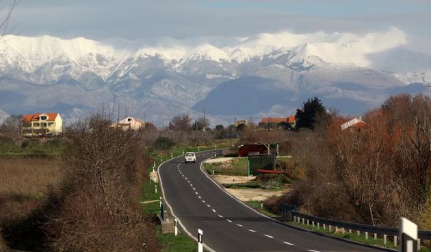 Opis  25.01.2014., Zadar – Nakon dugog perioda izuzetno toplog vremena, dugo (ne)ocekivani snijeg i bura ohladili su podrucje Zadarske zupanije. Photo: Filip Brala/PIXSELL Autor  Filip Brala/PIXSELL KLJUČNE RIJEČI  Zadar, bura, velebit, zima, snijeg, vri