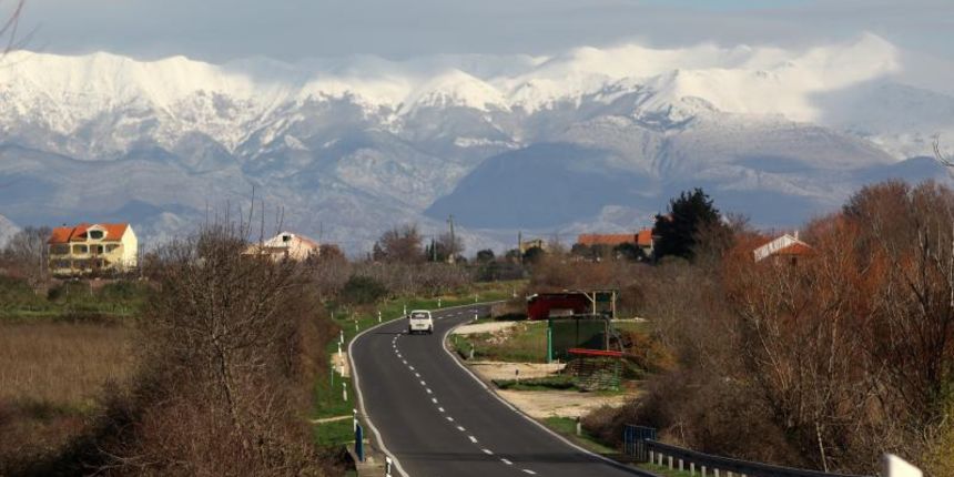 Opis  25.01.2014., Zadar – Nakon dugog perioda izuzetno toplog vremena, dugo (ne)ocekivani snijeg i bura ohladili su podrucje Zadarske zupanije. Photo: Filip Brala/PIXSELL Autor  Filip Brala/PIXSELL KLJUČNE RIJEČI  Zadar, bura, velebit, zima, snijeg, vri