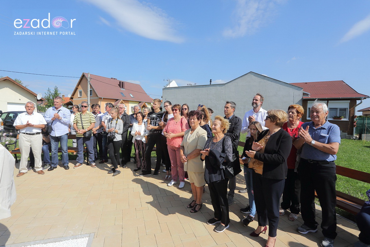 Bibinjci gradišćanskim Hrvatima darovali 1.82 metara visok kip sv. Roka Bibinjci gradišćanskim Hrvatima darovali 1.82 metara visok kip sv. Roka