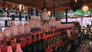 Dalmacija je dobila novo lounge mjesto koje će vas razvesliti u toplim ljetnim danima. Putujte osjećajima kroz predivnu lokaciju novog Makarana beach kluba koji se smjestio na prekrasnoj plaži u srcu Makarske rivijere s veličanstvenim pogledom na Jadransk