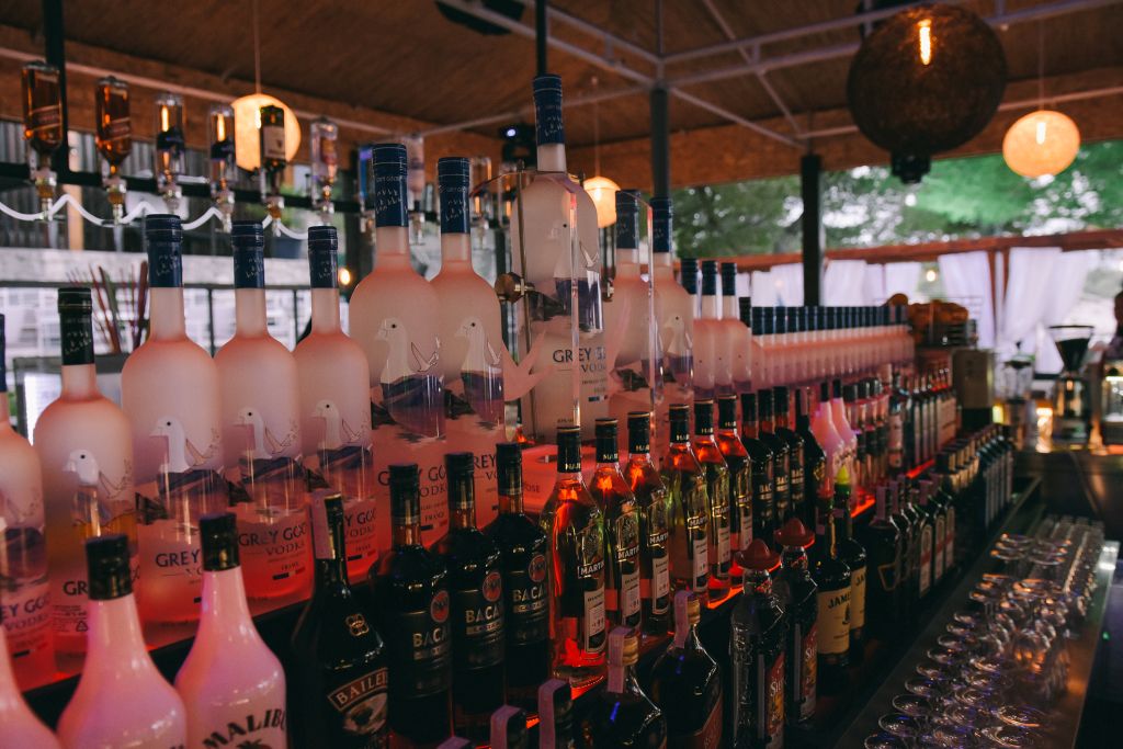 Dalmacija je dobila novo lounge mjesto koje će vas razvesliti u toplim ljetnim danima. Putujte osjećajima kroz predivnu lokaciju novog Makarana beach kluba koji se smjestio na prekrasnoj plaži u srcu Makarske rivijere s veličanstvenim pogledom na Jadransk