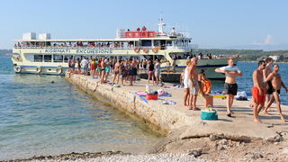 Zadar, 210710.
Mjestani zadarskog predjela Puntamika prosvjedovali su na molu svoje plaze trazeci od vlasnika broda Leut gospodina Toncija Jureska da vise ne iskrcava turiste na njihovom molu jer tako dovodi u opasnost kupace i ostecuje mol. U trenutku ka