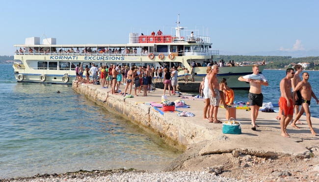 Zadar, 210710.
Mjestani zadarskog predjela Puntamika prosvjedovali su na molu svoje plaze trazeci od vlasnika broda Leut gospodina Toncija Jureska da vise ne iskrcava turiste na njihovom molu jer tako dovodi u opasnost kupace i ostecuje mol. U trenutku ka